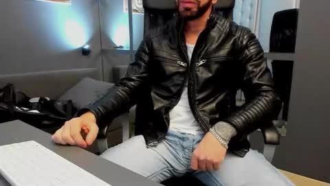 Snapshot of arongrant chatting on 10-07-25, 08:44 AronGrant online show from 10-07-25, 08:44