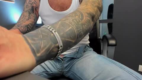 Snapshot of arongrant chatting on 10-19-25, 09:32 AronGrant online show from 10-19-25, 09:32