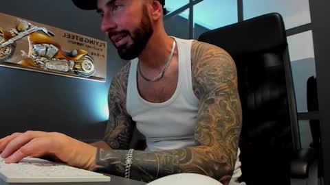 Snapshot of arongrant chatting on 10-28-25, 10:30 AronGrant online show from 10-28-25, 10:30