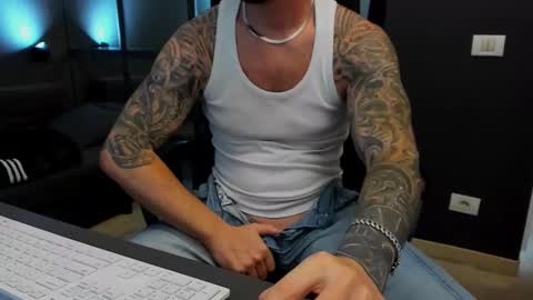 Snapshot of arongrant chatting on 11-10-25, 10:36 AronGrant online show from 11-10-25, 10:36