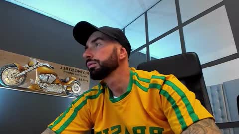 Snapshot of arongrant chatting on 11-12-25, 12:16 AronGrant online show from 11-12-25, 12:16