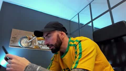 Snapshot of arongrant chatting on 11-13-25, 10:03 AronGrant online show from 11-13-25, 10:03