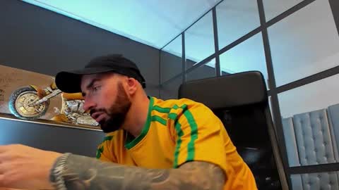 Snapshot of arongrant chatting on 11-15-25, 09:39 AronGrant online show from 11-15-25, 09:39