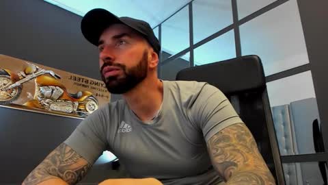 Snapshot of arongrant chatting on 11-16-25, 10:10 AronGrant online show from 11-16-25, 10:10