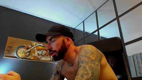 Snapshot of arongrant chatting on 11-18-25, 09:58 AronGrant online show from 11-18-25, 09:58