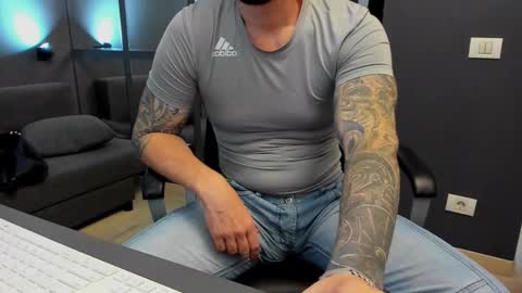 Snapshot of arongrant chatting on 11-19-25, 09:31 AronGrant online show from 11-19-25, 09:31