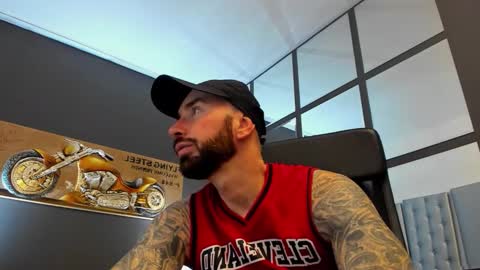 Snapshot of arongrant chatting on 11-25-25, 09:42 AronGrant online show from 11-25-25, 09:42