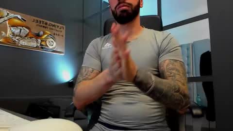 Snapshot of arongrant chatting on 12-14-25, 10:42 AronGrant online show from 12-14-25, 10:42