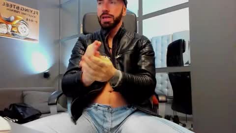 Snapshot of arongrant chatting on 12-17-25, 09:15 AronGrant online show from 12-17-25, 09:15