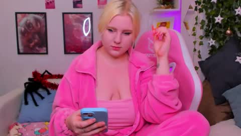 art_lovee_ online show from 12-20-25, 01:12