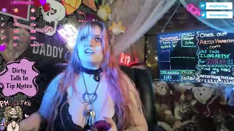 Snapshot of artsyheartsyy chatting on 01-13-26, 03:01 ArtsyHeartsyy online show from 01-13-26, 03:01