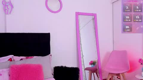 Snapshot of aryane_art_ chatting on 11-19-25, 12:16 carol online show from 11-19-25, 12:16