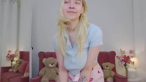 Snapshot of ashly_cherry chatting on 10-15-25, 11:43 ashly_cherry online show from 10-15-25, 11:43