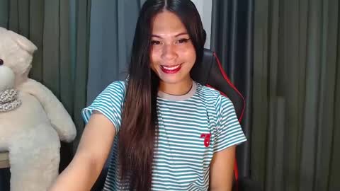 Snapshot of asian_boy_ralph143 chatting on 12-29-24, 12:01 ELLE dont forget to follow and thumbs up online show from 12-29-24, 12:01