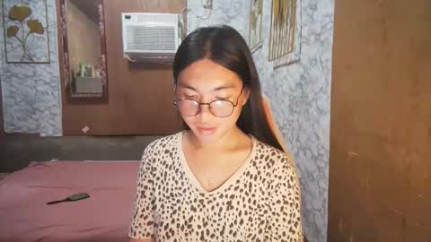 Snapshot of asian_rhean chatting on 12-17-25, 04:40 Rhean online show from 12-17-25, 04:40