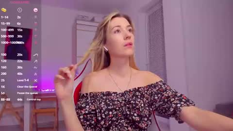 Snapshot of askcaroline chatting on 03-06-25, 05:11 Caroline online show from 03-06-25, 05:11