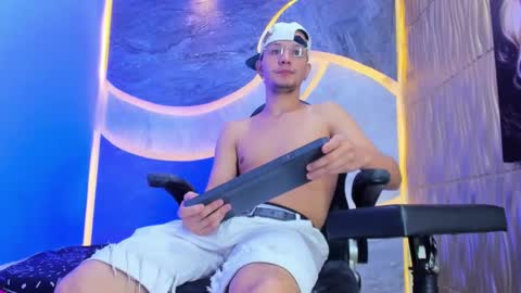 Snapshot of asmodeohot20 chatting on 12-16-25, 05:01 asmodeohot20 online show from 12-16-25, 05:01