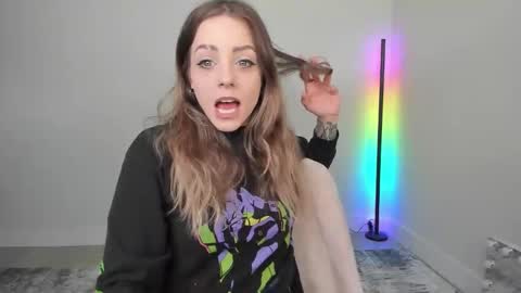 Astrid Luxe online show from 04-17-26, 03:26