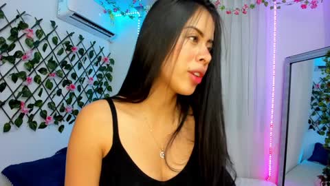 Snapshot of atenea_kros chatting on 02-05-25, 10:41 Atenea online show from 02-05-25, 10:41