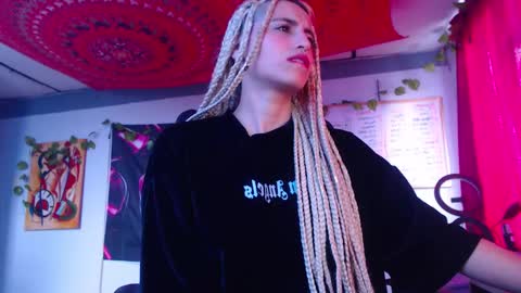 Atenea online show from 10-27-25, 03:05