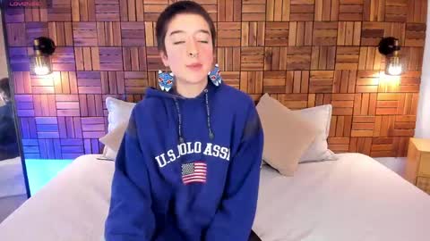 Athenea online show from 04-22-26, 01:23