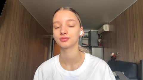 Tiffany online show from 04-27-26, 07:17