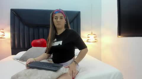 Snapshot of auraevens chatting on 09-22-25, 11:45 Aura Evans online show from 09-22-25, 11:45