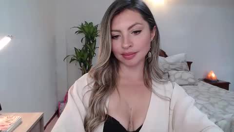 Snapshot of auribelle chatting on 11-06-25, 07:59 Auri Belle online show from 11-06-25, 07:59