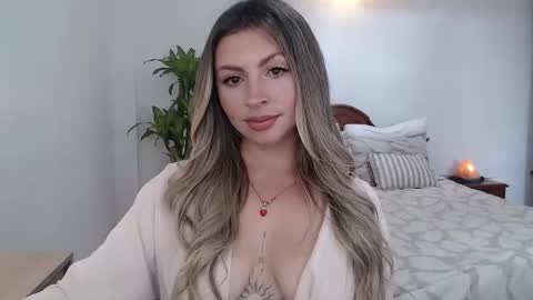 Snapshot of auribelle chatting on 11-10-25, 04:17 Auri Belle online show from 11-10-25, 04:17