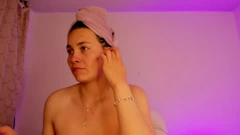 aurora_divine online show from 05-18-26, 06:58