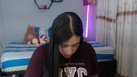 Snapshot of aurora_shy_ chatting on 12-18-24, 01:05 Aurora online show from 12-18-24, 01:05