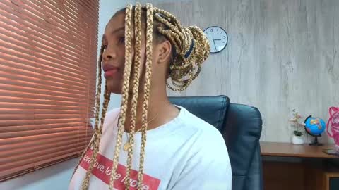 Snapshot of aurorabrow chatting on 10-03-25, 08:28 Ariana online show from 10-03-25, 08:28