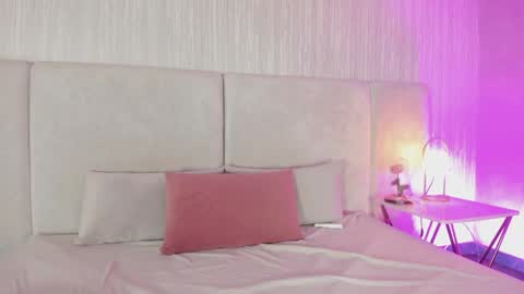 Snapshot of auroradurand chatting on 01-12-25, 01:48 ...  ... online show from 01-12-25, 01:48