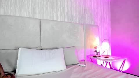 Snapshot of auroradurand chatting on 02-16-25, 06:43 ...  ... online show from 02-16-25, 06:43