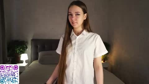 Snapshot of auroralowen chatting on 06-19-26, 03:44 Aurora online show from 06-19-26, 03:44