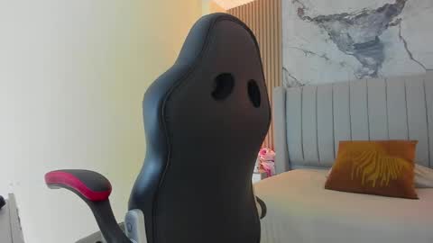 Snapshot of auroramartin2 chatting on 10-23-25, 07:34 auroramartin2 online show from 10-23-25, 07:34