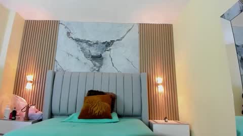 Snapshot of auroramartin2 chatting on 10-24-25, 07:43 auroramartin2 online show from 10-24-25, 07:43