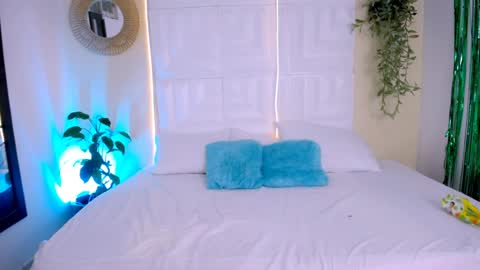 INSTAGRAM AURORA MCRY online show from 03-31-26, 05:30