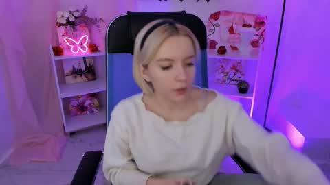 aurorawrenfield online show from 11-12-25, 04:13