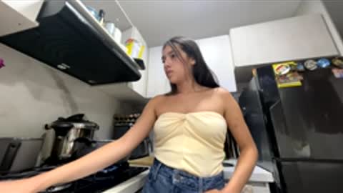 Snapshot of ava_broown chatting on 04-27-26, 01:47 online show from 04-27-26, 01:47