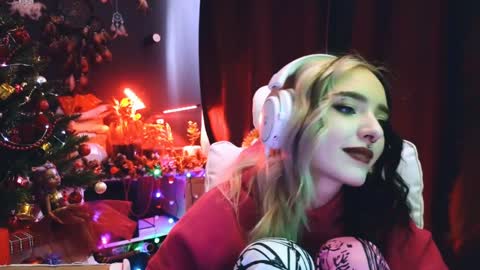 Snapshot of avi_nile chatting on 12-25-24, 05:37 Avriel online show from 12-25-24, 05:37