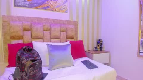 AVIS  online show from 10-19-25, 04:24