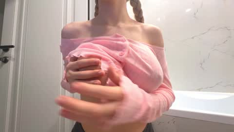 Snapshot of avroramy chatting on 09-22-25, 03:14 Avrora online show from 09-22-25, 03:14