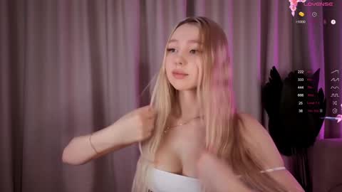 Snapshot of avroramy chatting on 12-01-25, 04:23 Avrora online show from 12-01-25, 04:23