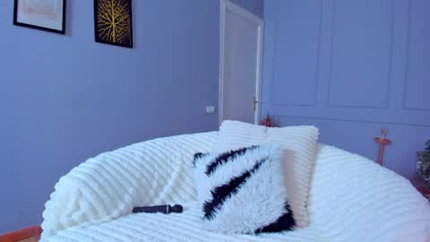 Ella online show from 04-25-26, 04:15