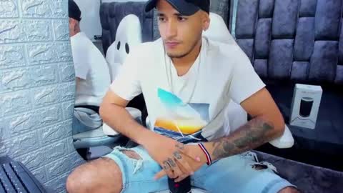 Snapshot of axell_cross2 chatting on 02-22-25, 10:31 Axell Cross2 online show from 02-22-25, 10:31