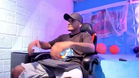 Snapshot of axell_cross2 chatting on 10-28-25, 02:04 Axell Cross2 online show from 10-28-25, 02:04