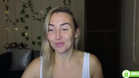 Snapshot of ay_kiss_jully chatting on 11-12-25, 06:41 Jully online show from 11-12-25, 06:41