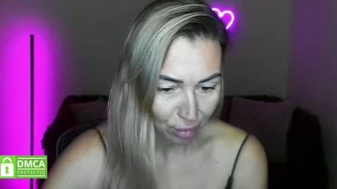 Snapshot of ay_kiss_jully chatting on 11-15-25, 06:33 Jully online show from 11-15-25, 06:33