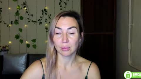 Snapshot of ay_kiss_jully chatting on 11-21-25, 06:39 Jully online show from 11-21-25, 06:39